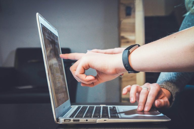 Computador usado para acessar serviços digitais com atenção à segurança